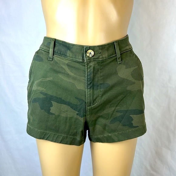 Abercrombie & Fitch Green Camouflage Shorts. Size 4. New With Tag. - Picture 1 of 10